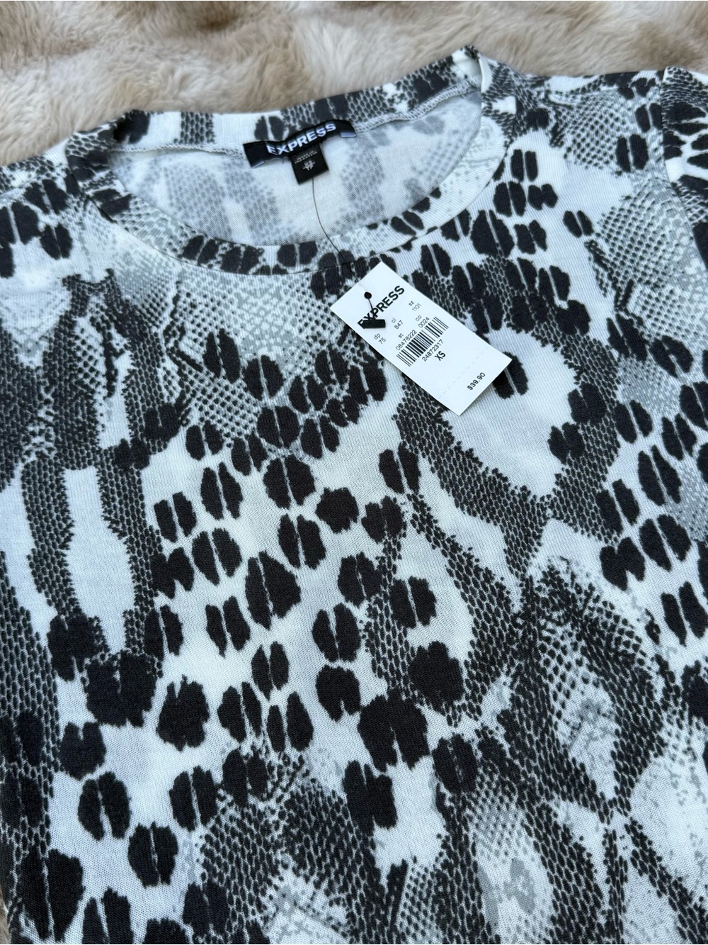 New! Express Women's Black & White Snake-Print Short Sleeve Tee - Picture 2 of 4